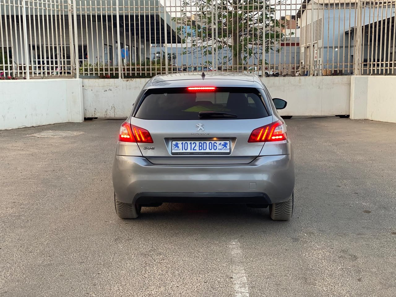 Peugeot 308 vue arrière, feux allumés